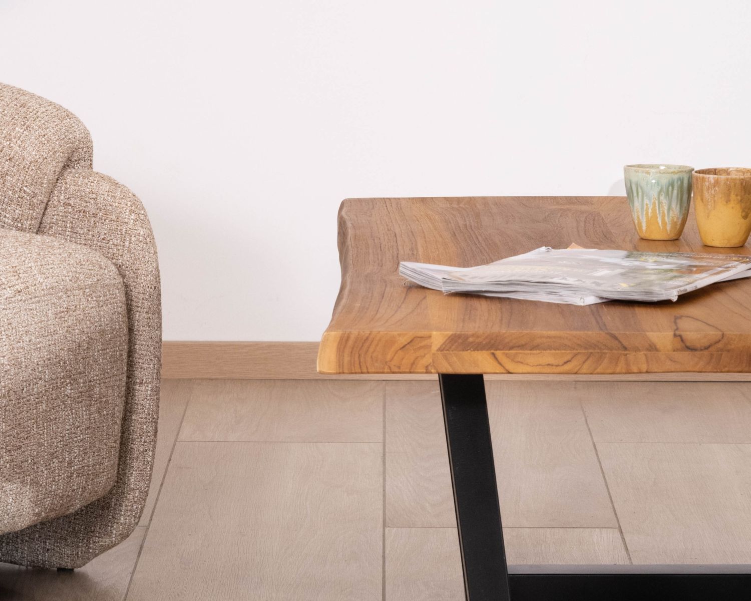 Tavolino in stile loft in teak recuperato "Lasia" con base in metallo nero a forma di U