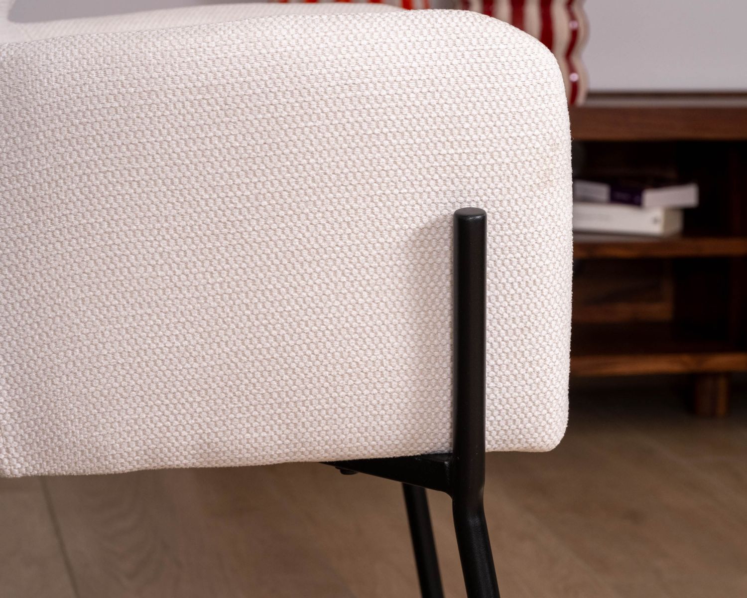 Set di 2 sedie vintage "Riméno" in tessuto bianco con gambe in metallo