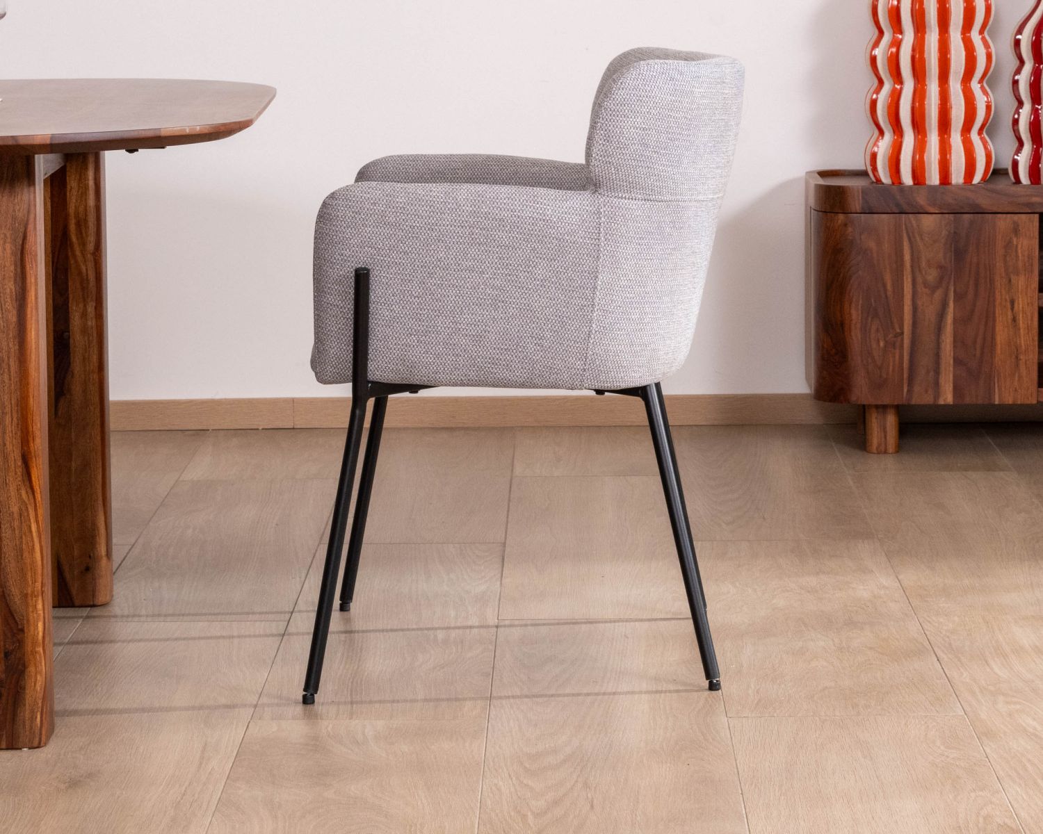 Set di 2 sedie da pranzo contemporanee "Riméno" in tessuto grigio e gambe in metallo 