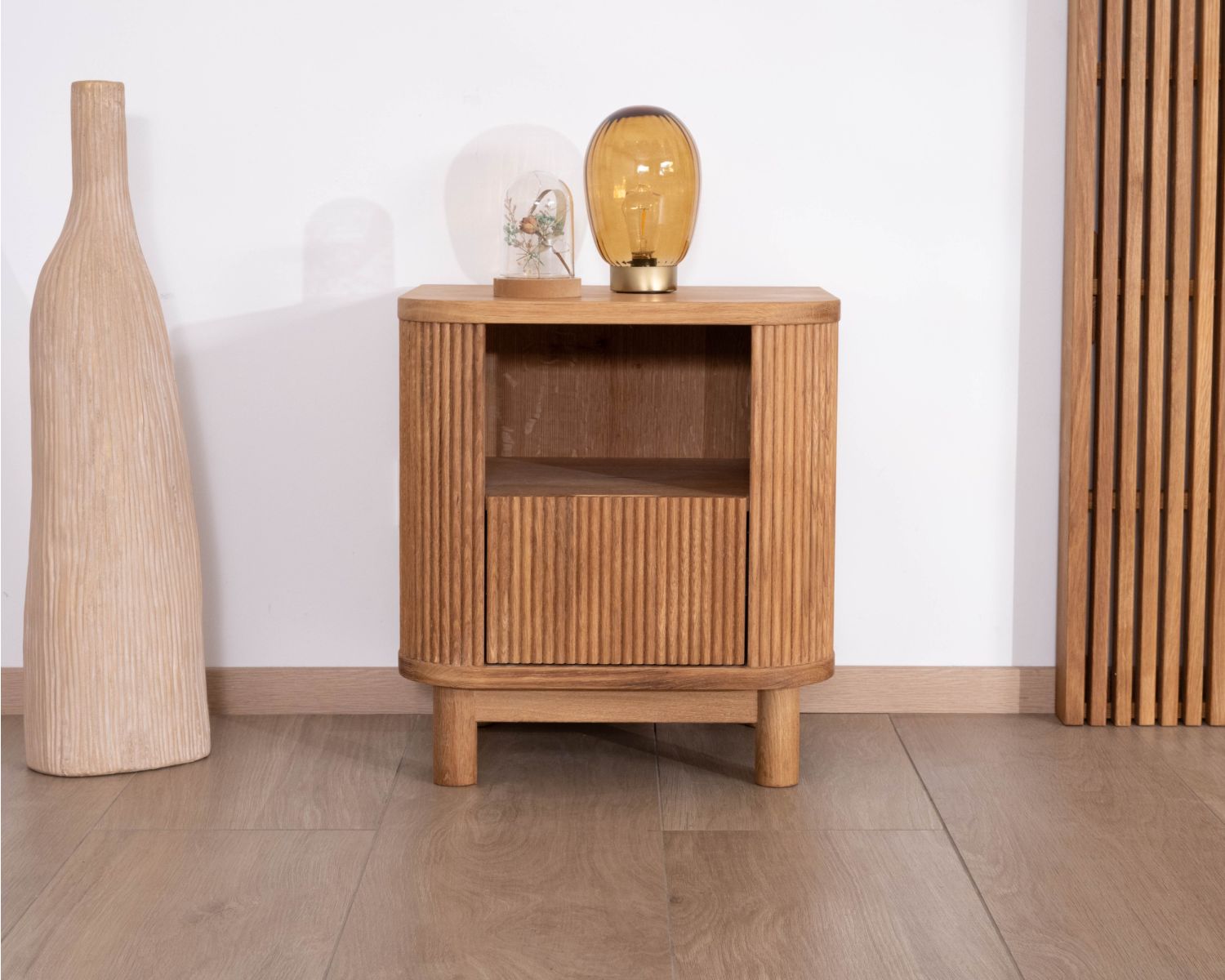 Comodino "Winton" in rovere oliato con rilievo striato 1 cassetto