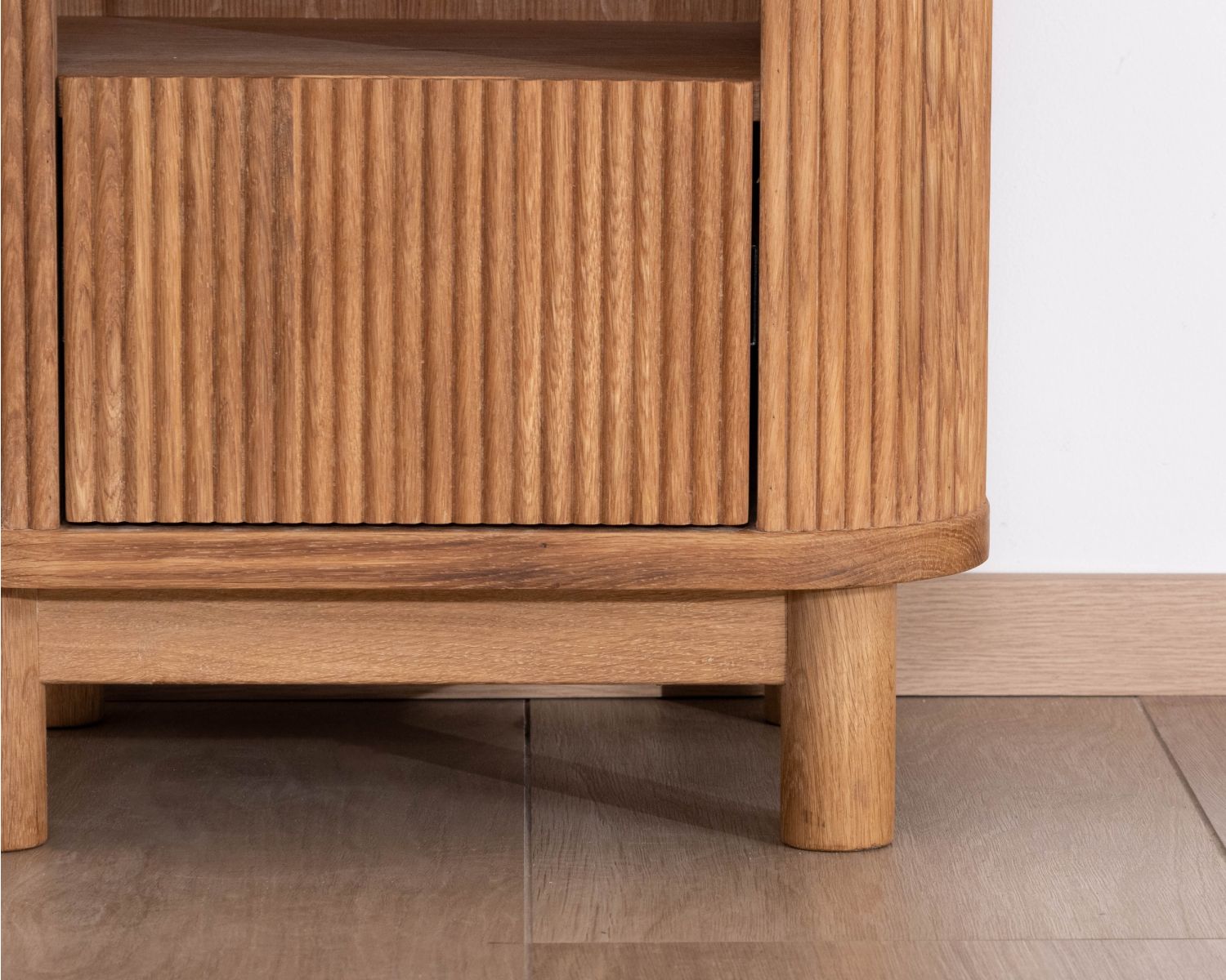 Comodino "Winton" in rovere oliato con rilievo striato 1 cassetto