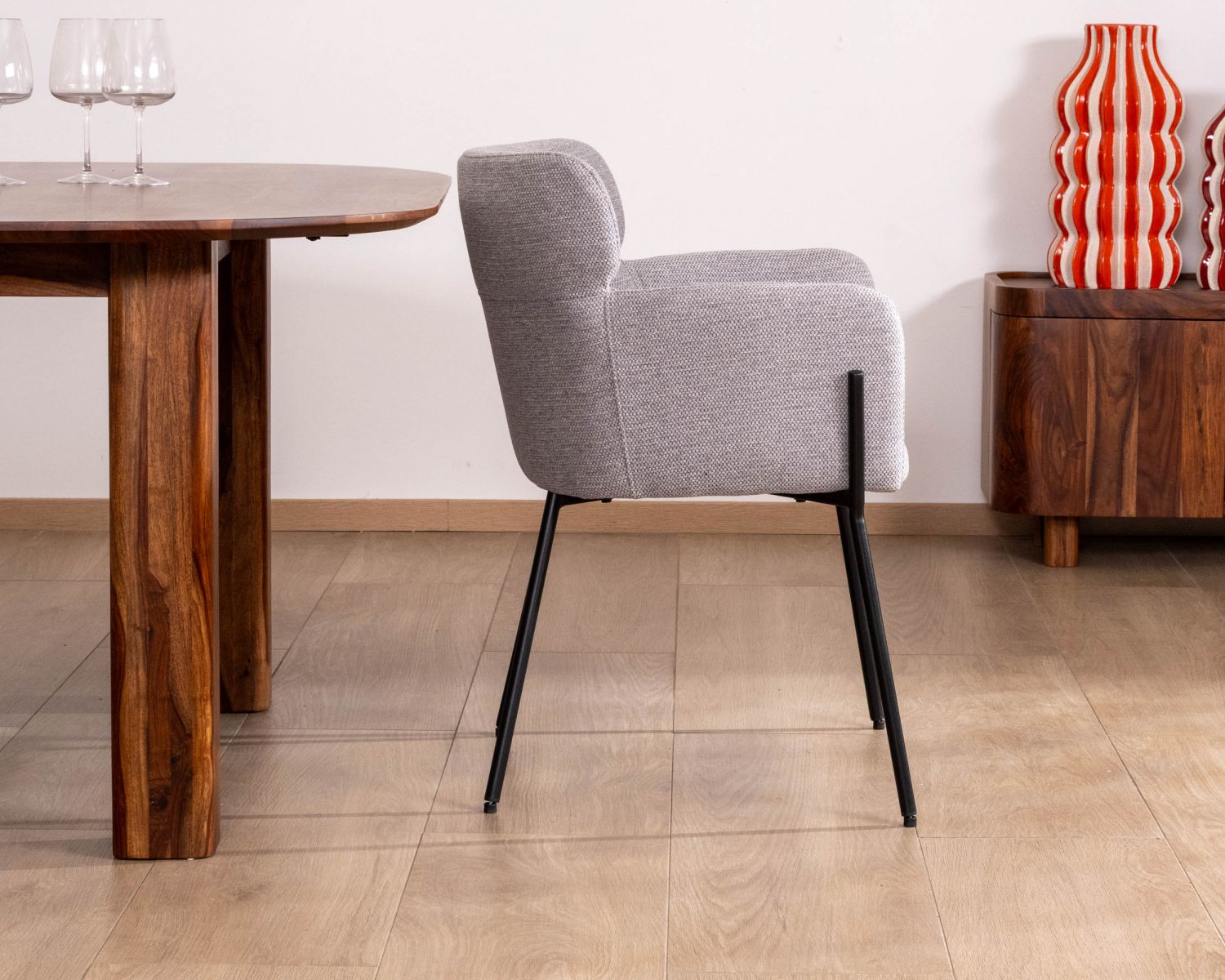 Set di 2 sedie da pranzo contemporanee "Riméno" in tessuto grigio e gambe in metallo 