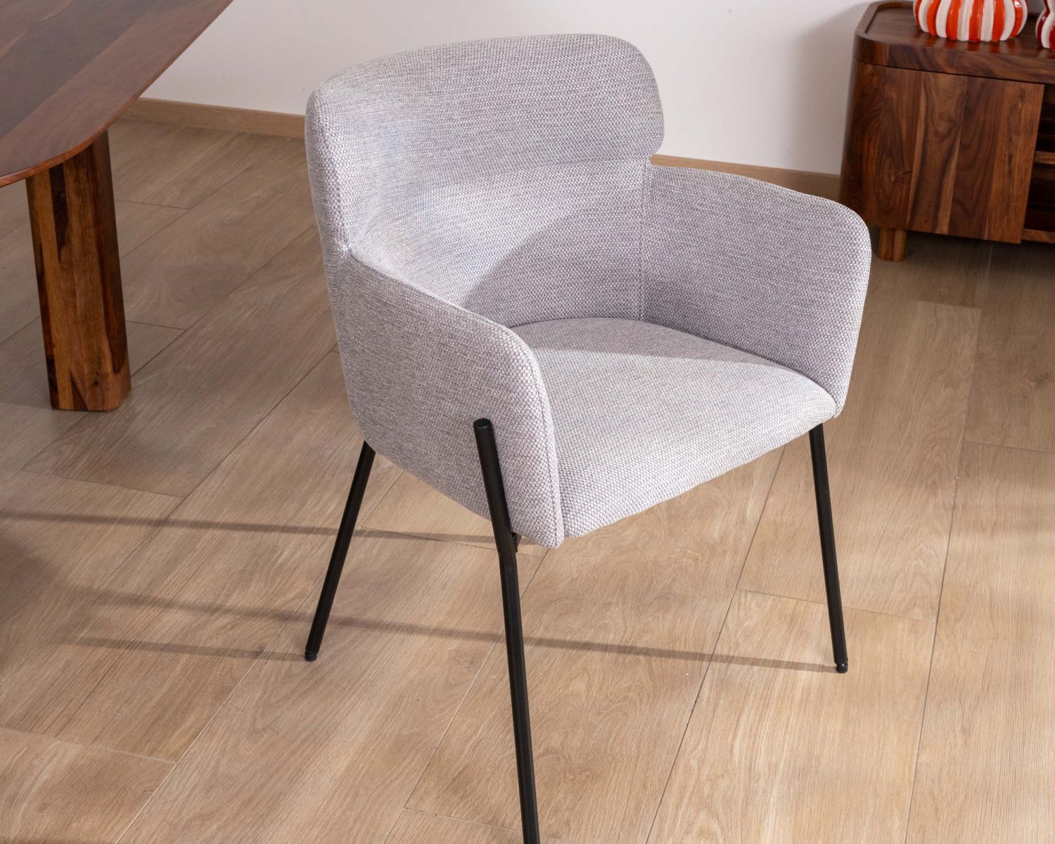 Set di 2 sedie da pranzo contemporanee "Riméno" in tessuto grigio e gambe in metallo 