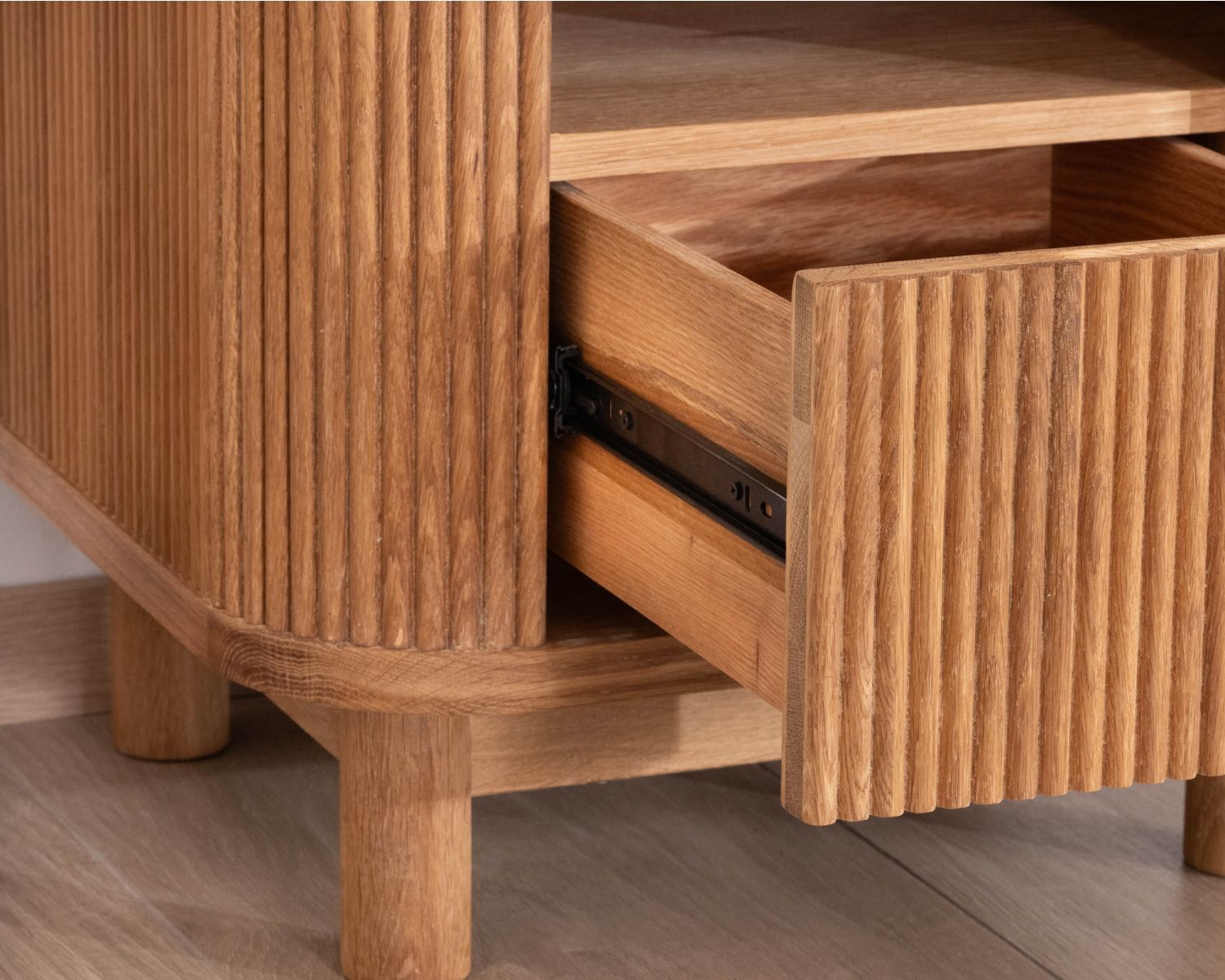 Comodino "Winton" in rovere oliato con rilievo striato 1 cassetto