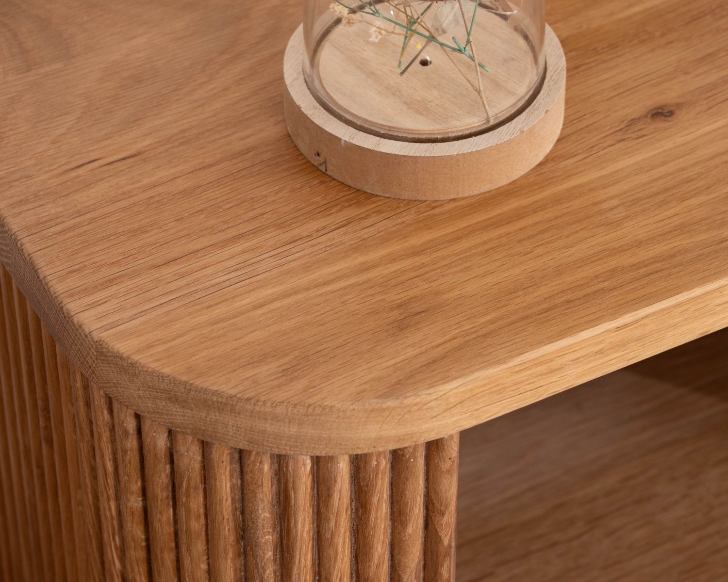 Comodino "Winton" in rovere oliato con rilievo striato 1 cassetto