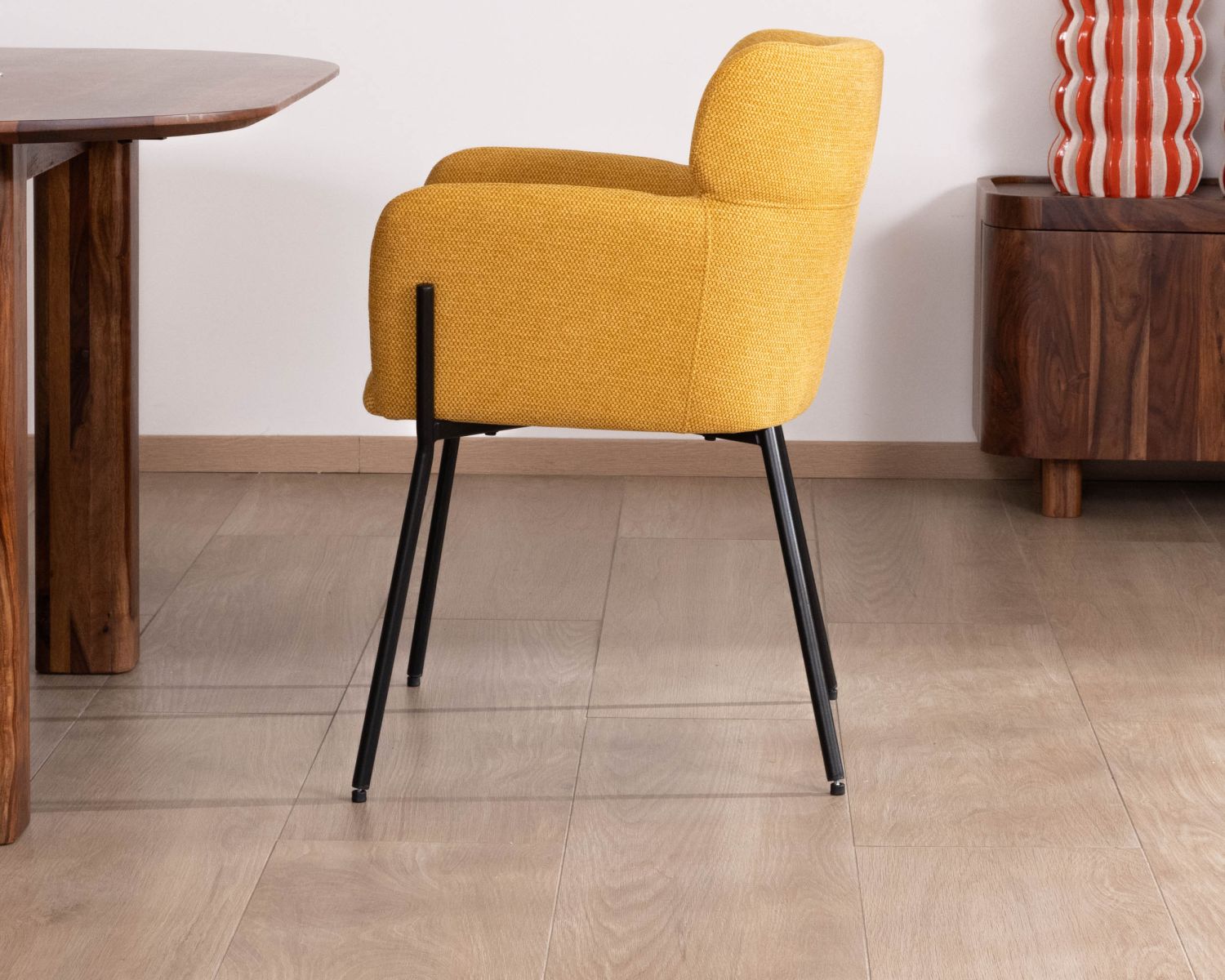 Set di 2 sedie contemporanee "Riméno" in senape con gambe in metallo nero