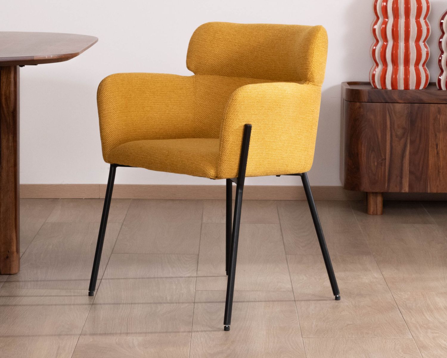 Set di 2 sedie contemporanee "Riméno" in senape con gambe in metallo nero