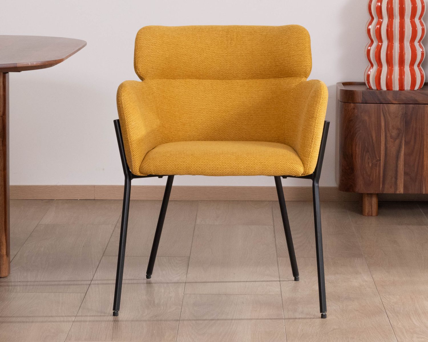 Set di 2 sedie contemporanee "Riméno" in senape con gambe in metallo nero