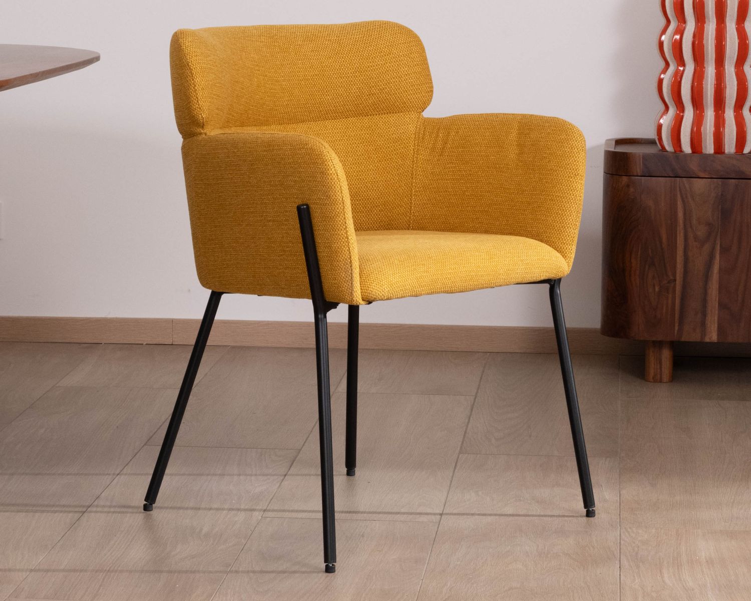 Set di 2 sedie contemporanee "Riméno" in senape con gambe in metallo nero