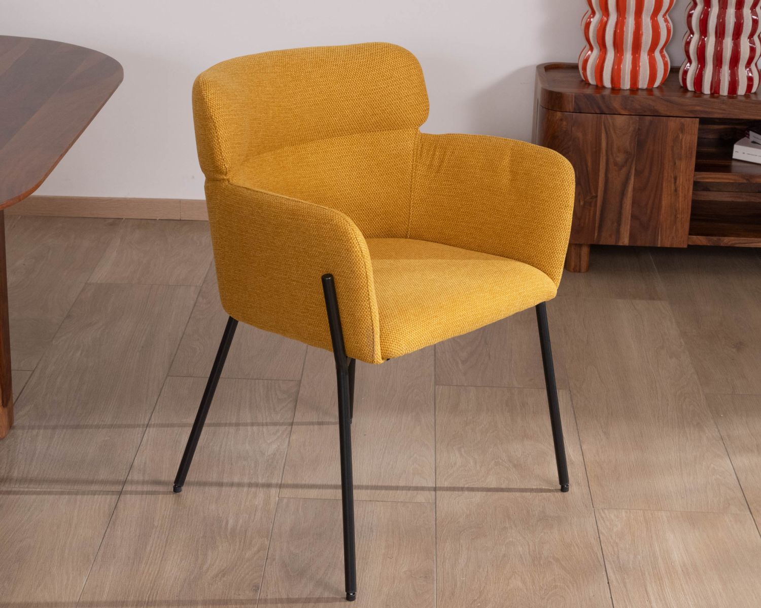 Set di 2 sedie contemporanee "Riméno" in senape con gambe in metallo nero