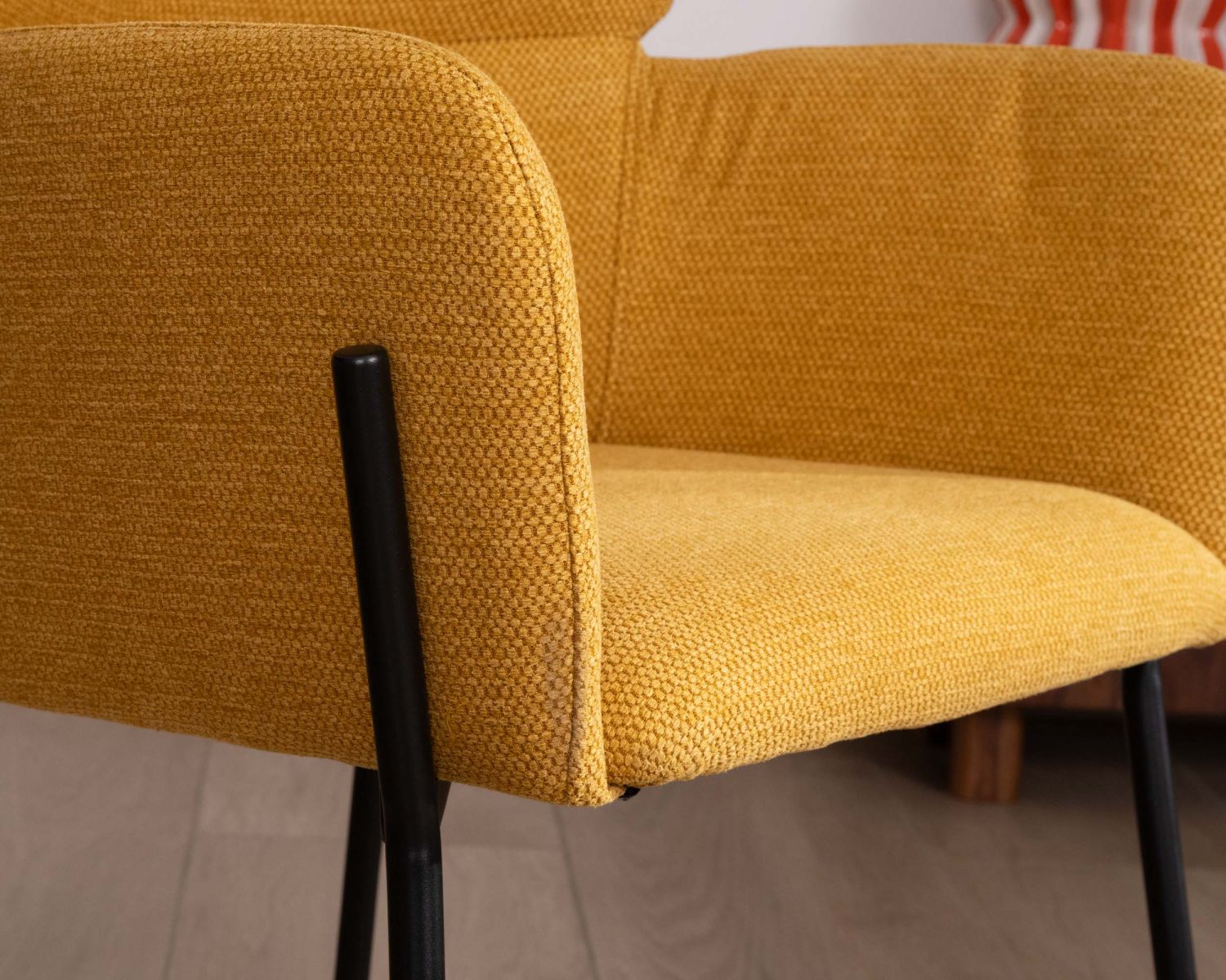 Set di 2 sedie contemporanee "Riméno" in senape con gambe in metallo nero