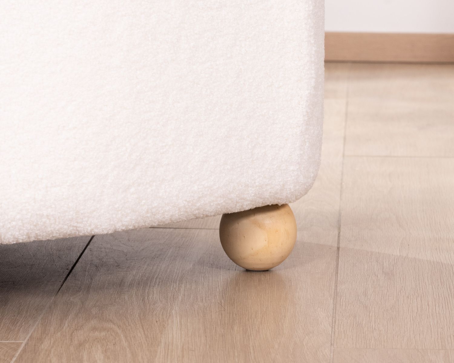 Poltroncina "Wala" anni '70 in tessuto bouclette bianco