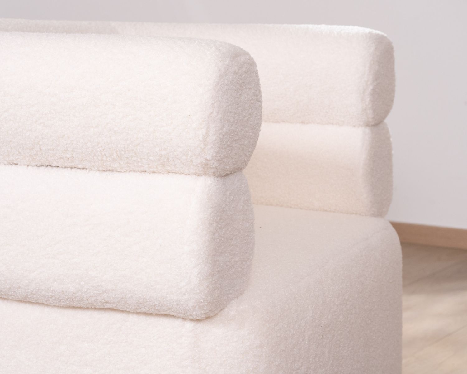 Poltroncina "Wala" anni '70 in tessuto bouclette bianco