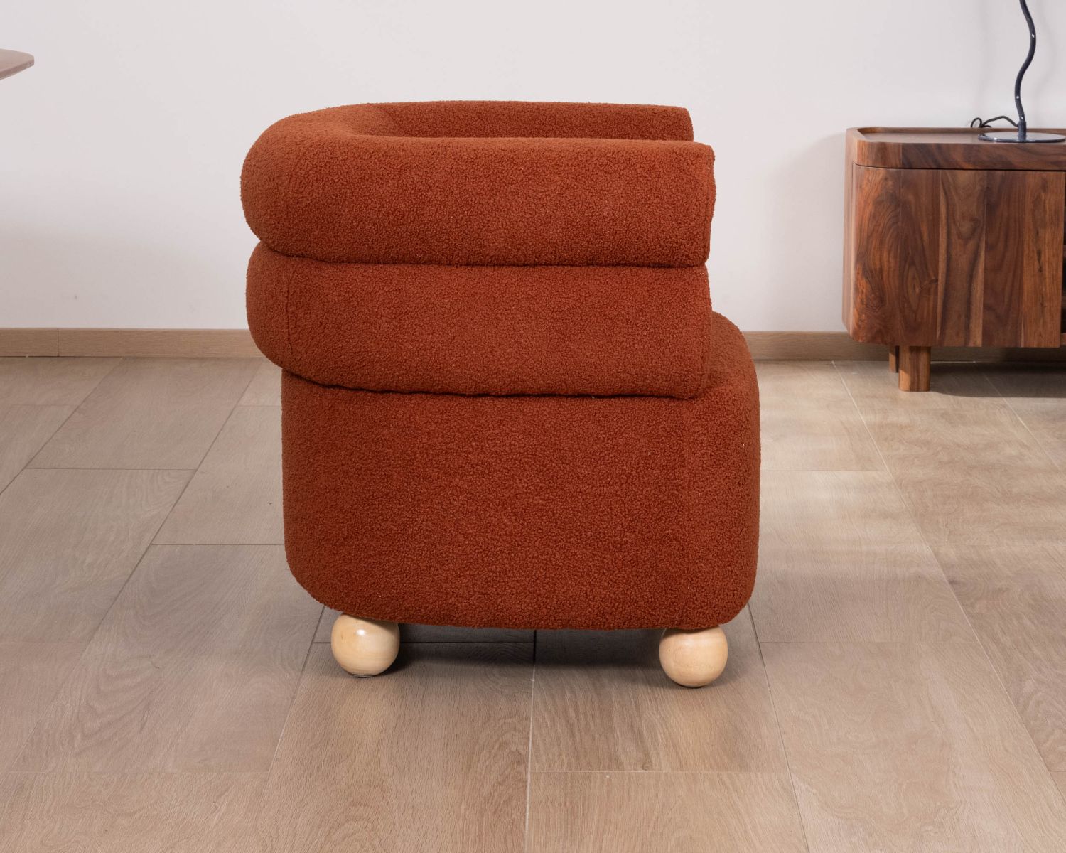 Poltroncina avvolgente dal design vintage "Wala" in tessuto terracotta