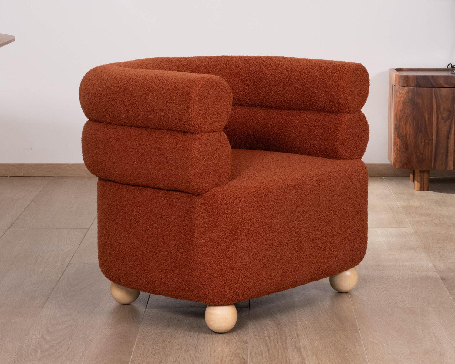 Poltroncina avvolgente dal design vintage "Wala" in tessuto terracotta