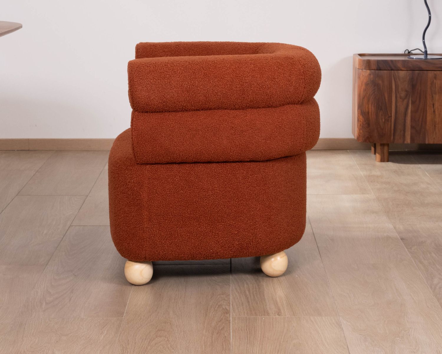 Poltroncina avvolgente dal design vintage "Wala" in tessuto terracotta