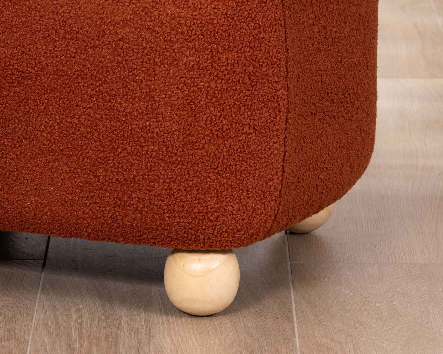 Poltroncina avvolgente dal design vintage "Wala" in tessuto terracotta