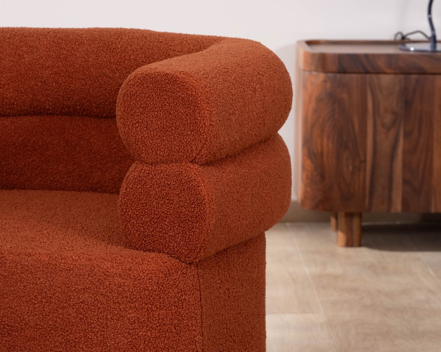 Poltroncina avvolgente dal design vintage "Wala" in tessuto terracotta