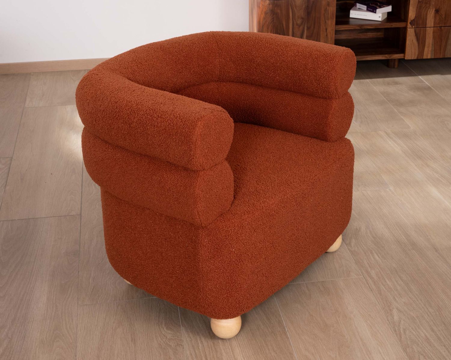 Poltroncina avvolgente dal design vintage "Wala" in tessuto terracotta