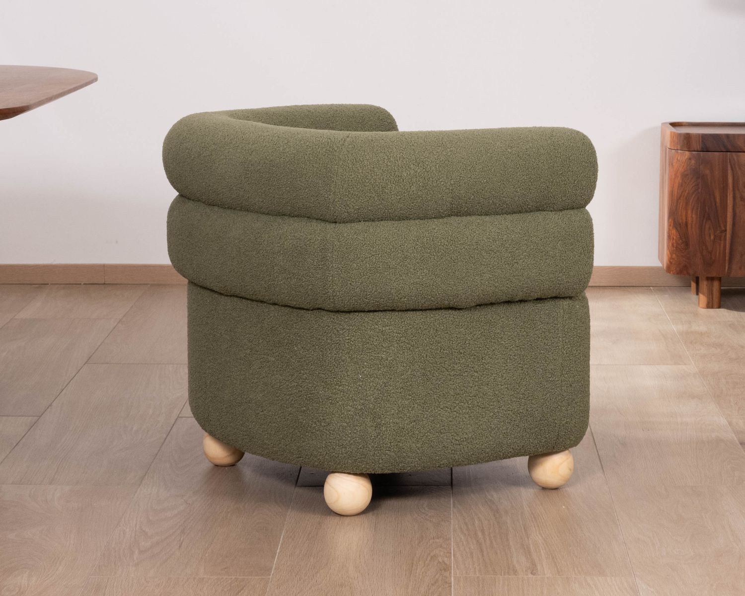 Poltroncina "Wala" in stile retrò in tessuto verde kaki