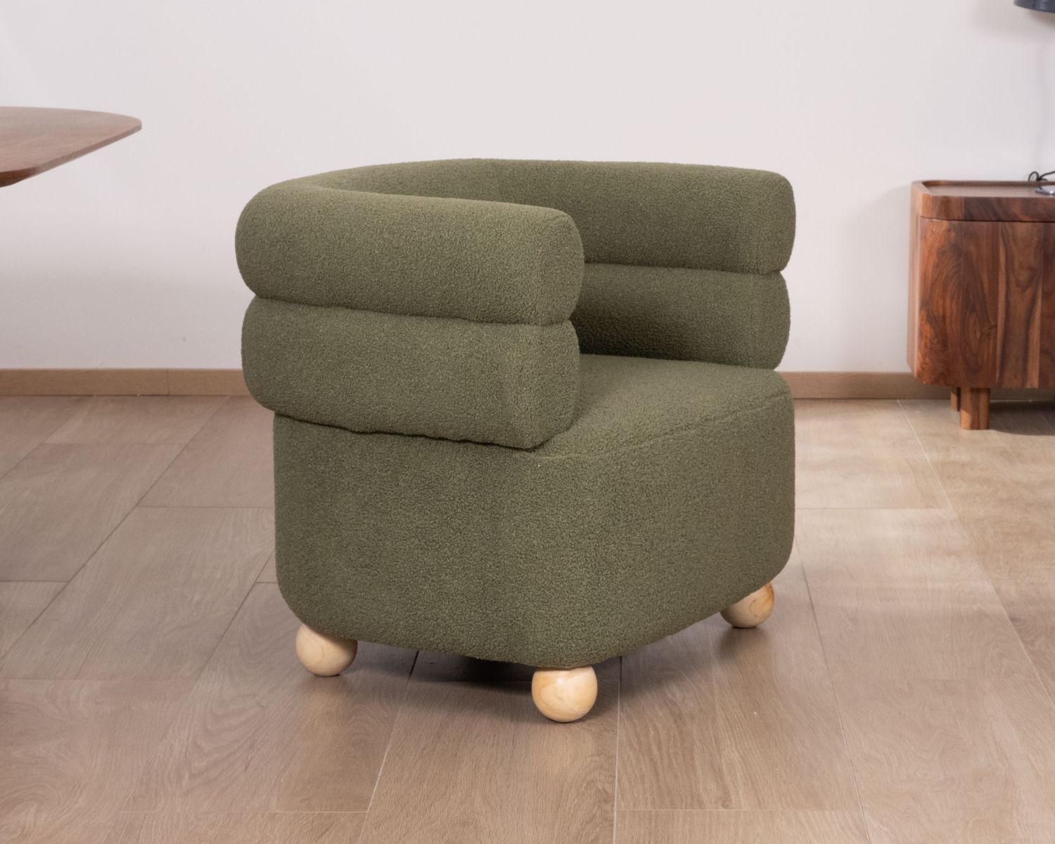 Poltroncina "Wala" in stile retrò in tessuto verde kaki
