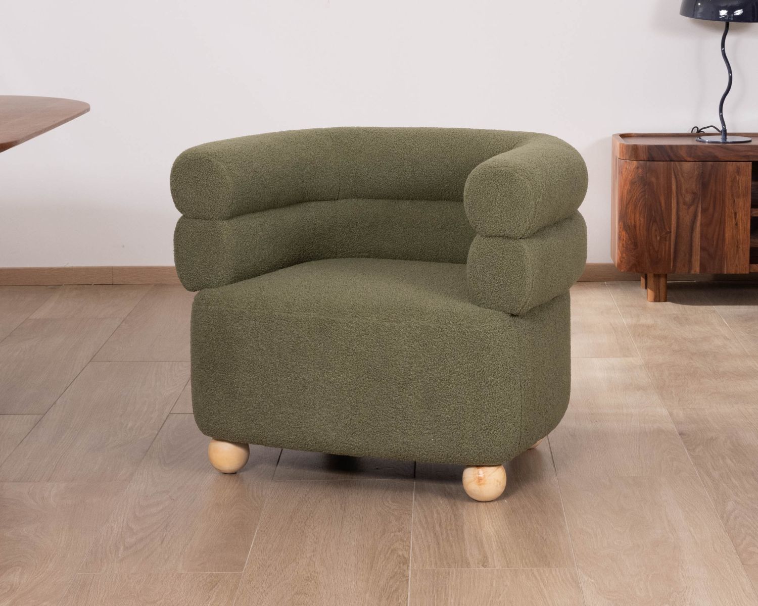 Poltroncina "Wala" in stile retrò in tessuto verde kaki