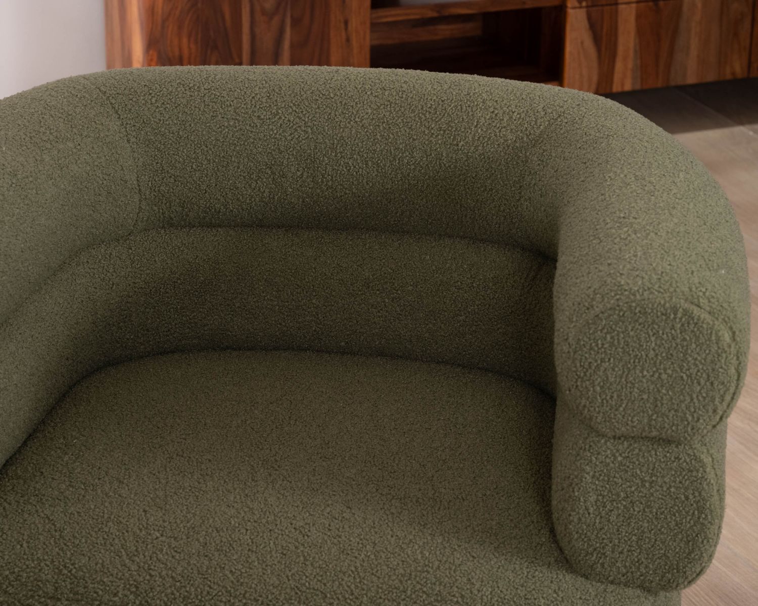 Poltroncina "Wala" in stile retrò in tessuto verde kaki