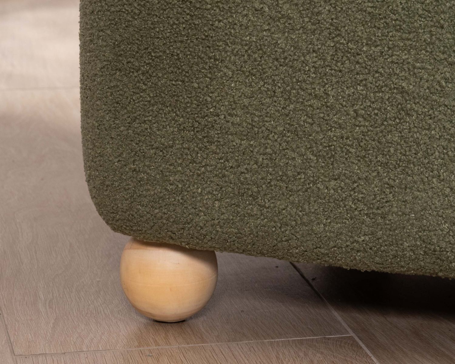 Poltroncina "Wala" in stile retrò in tessuto verde kaki