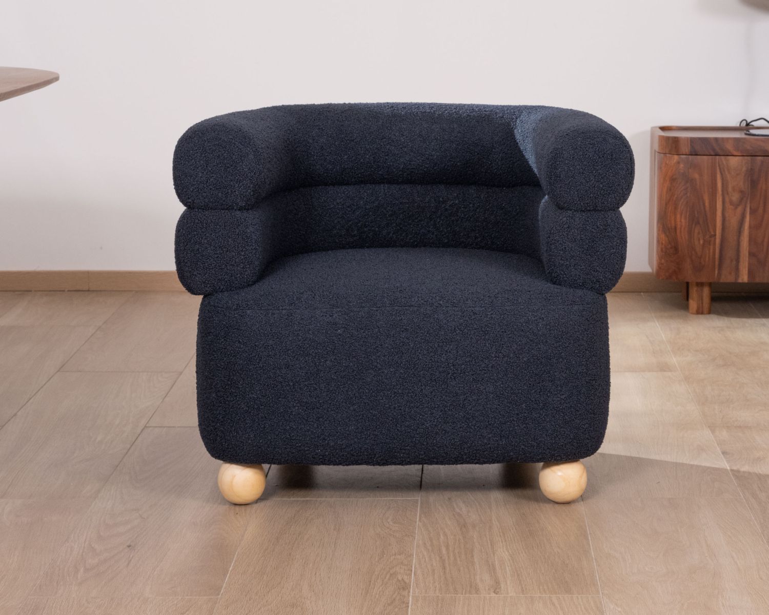 Poltroncina avvolgente "Wala" in tessuto blu scuro