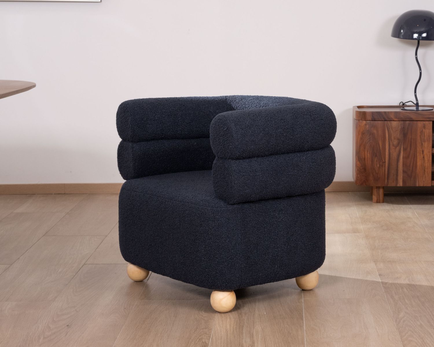 Poltroncina avvolgente "Wala" in tessuto blu scuro