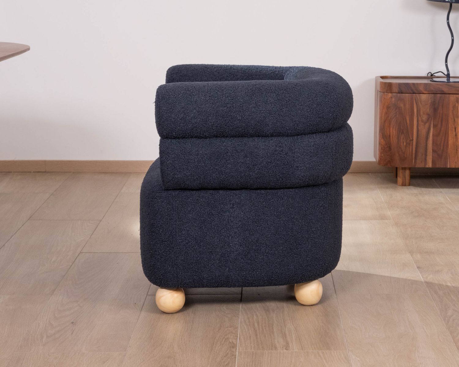 Poltroncina avvolgente "Wala" in tessuto blu scuro