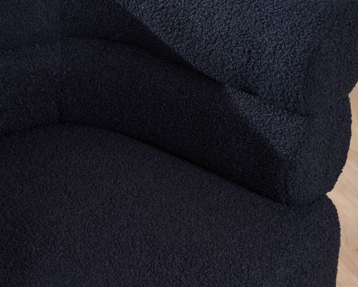 Poltroncina avvolgente "Wala" in tessuto blu scuro