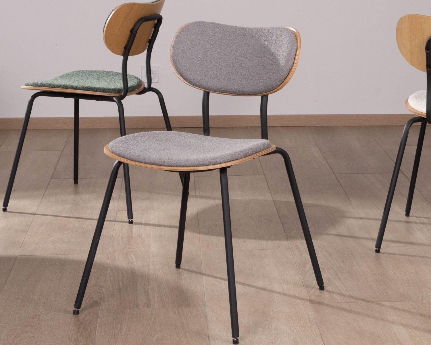 Set di 4 sedie da pranzo retrò "Lino", tessuto grigio e seduta in legno