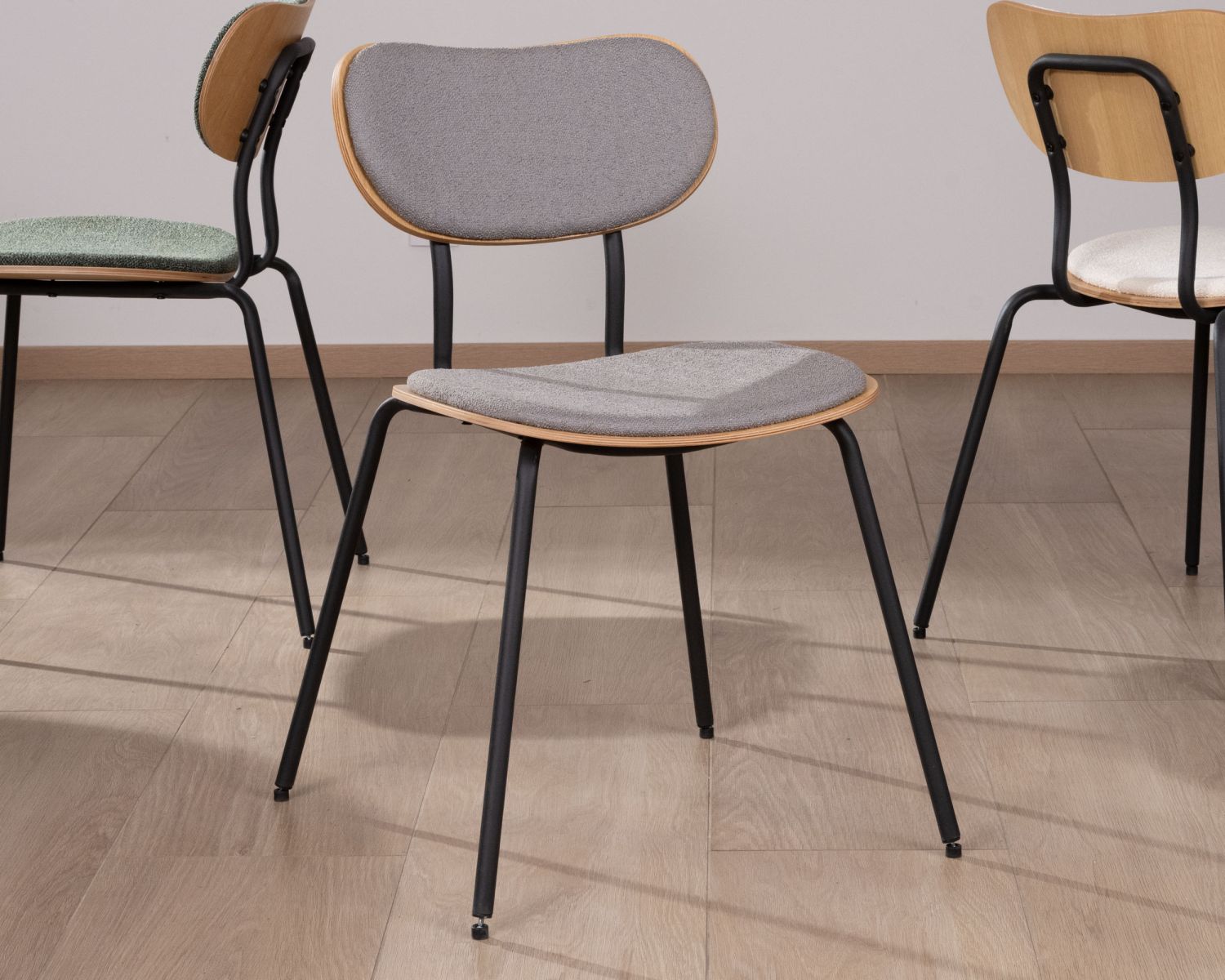 Set di 4 sedie da pranzo retrò "Lino", tessuto grigio e seduta in legno