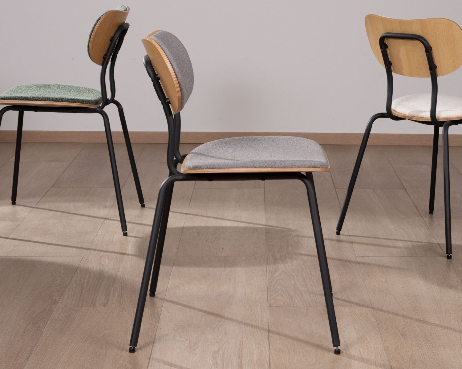 Set di 4 sedie da pranzo retrò "Lino", tessuto grigio e seduta in legno