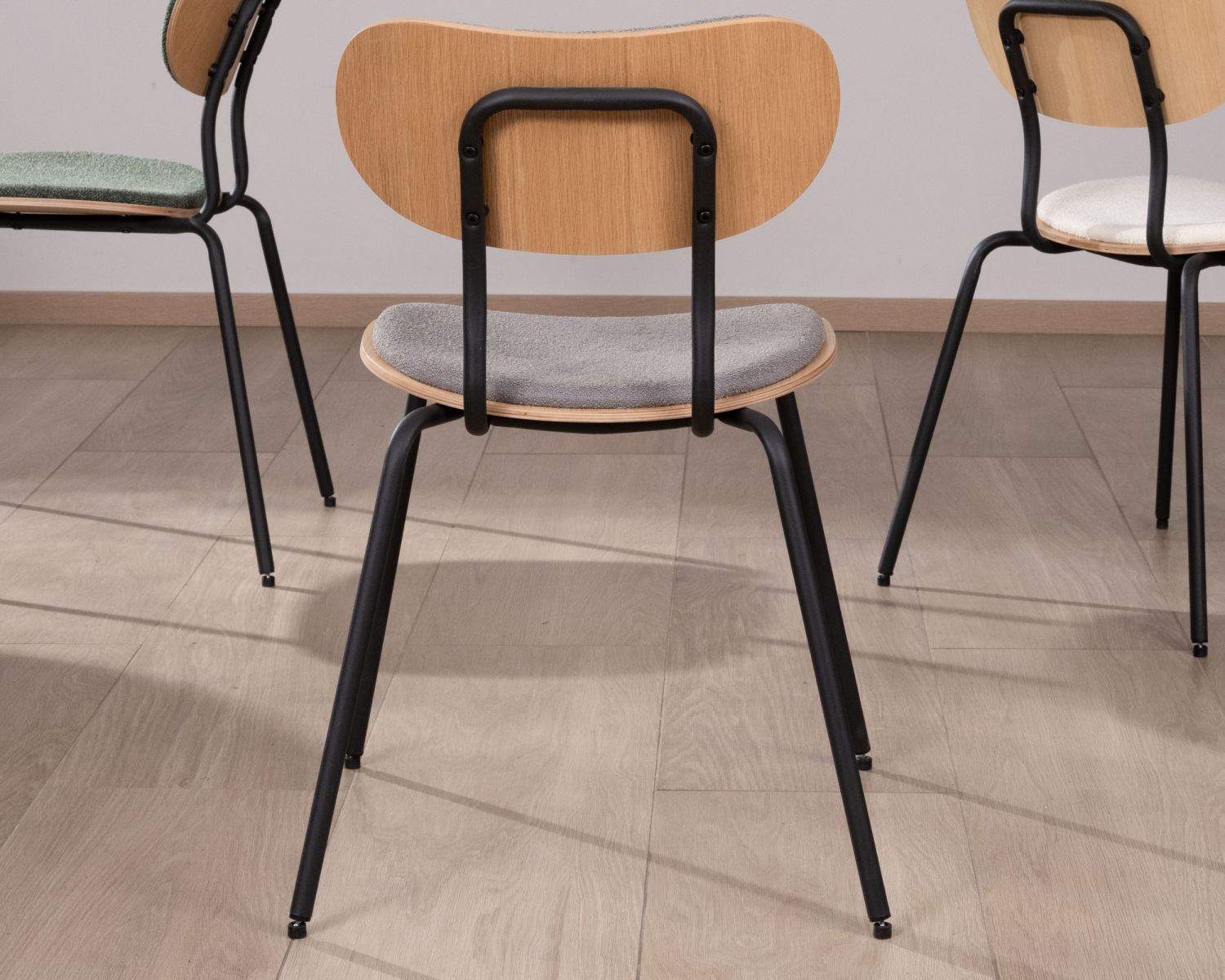 Set di 4 sedie da pranzo retrò "Lino", tessuto grigio e seduta in legno