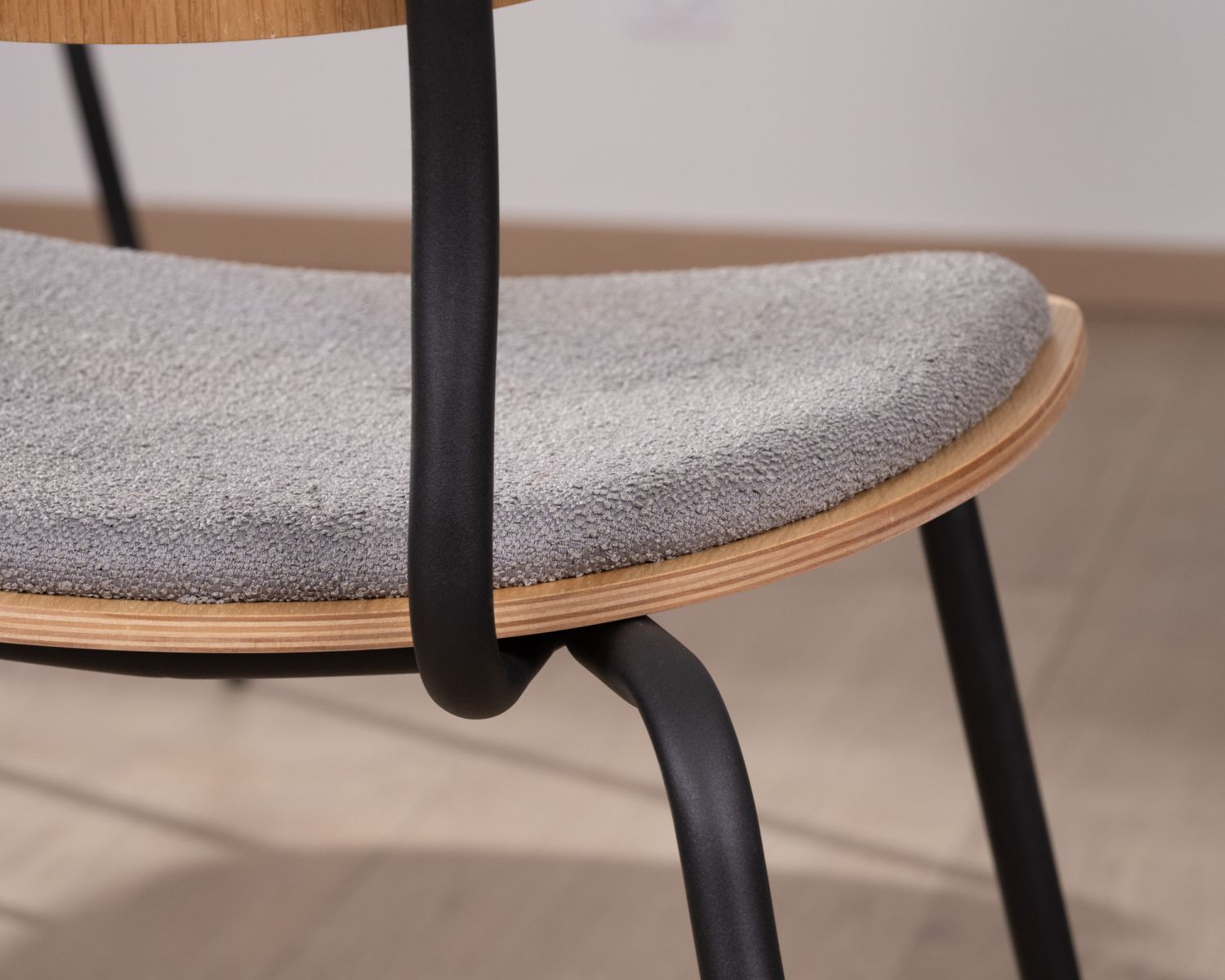 Set di 4 sedie da pranzo retrò "Lino", tessuto grigio e seduta in legno