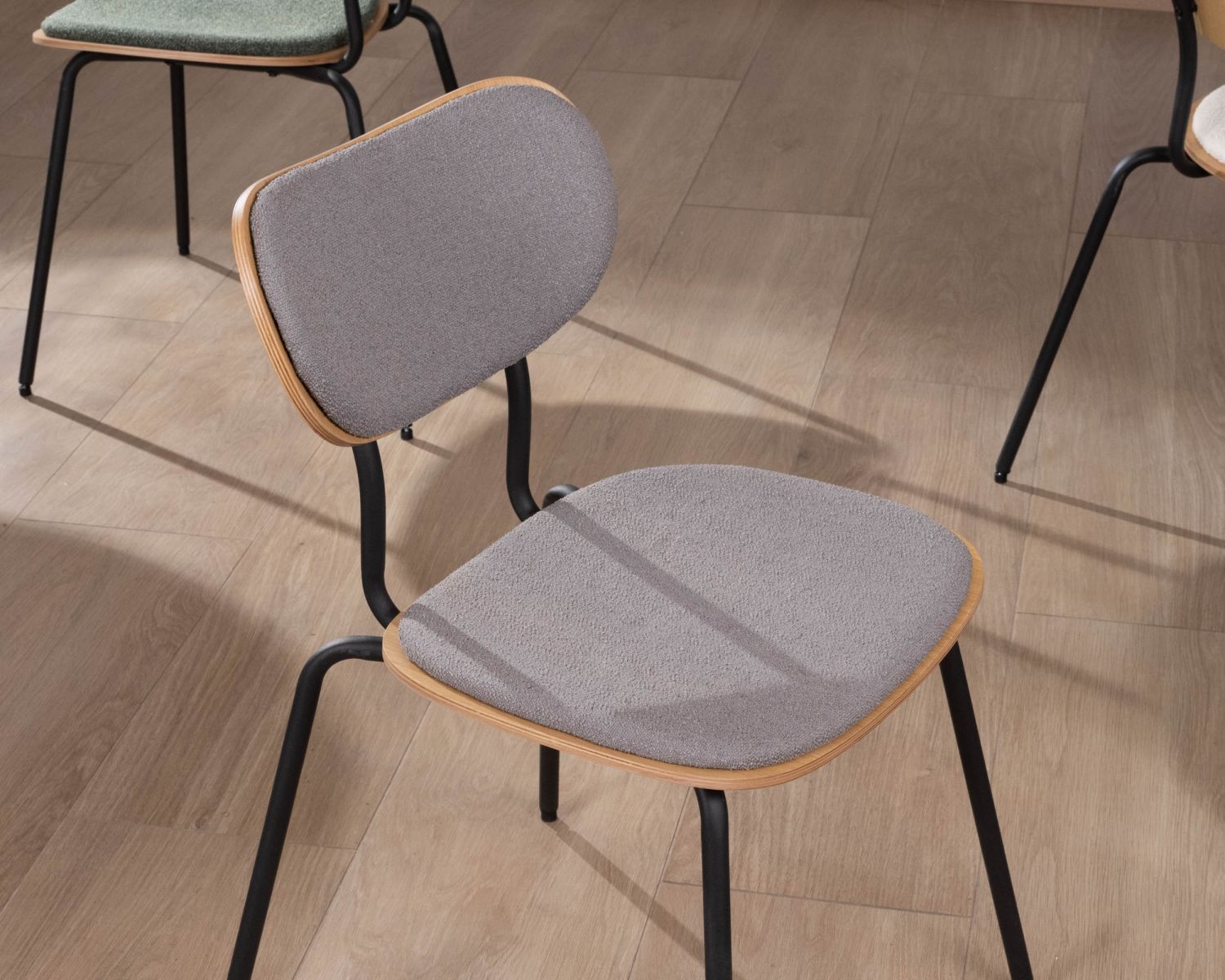 Set di 4 sedie da pranzo retrò "Lino", tessuto grigio e seduta in legno