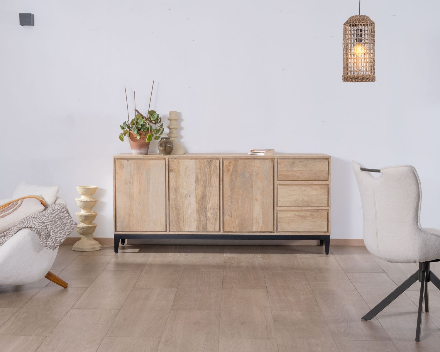 Credenza "Gola" in legno massiccio di mango, 180 cm, 3 ante e cassetti