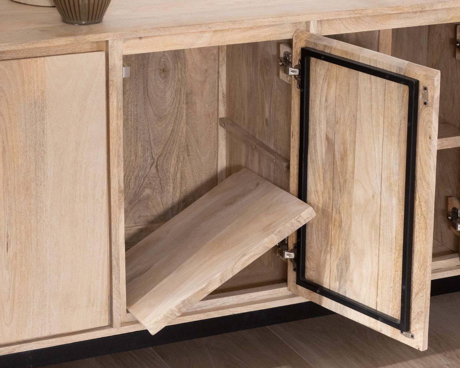 Credenza "Gola" in legno massiccio di mango, 180 cm, 3 ante e cassetti