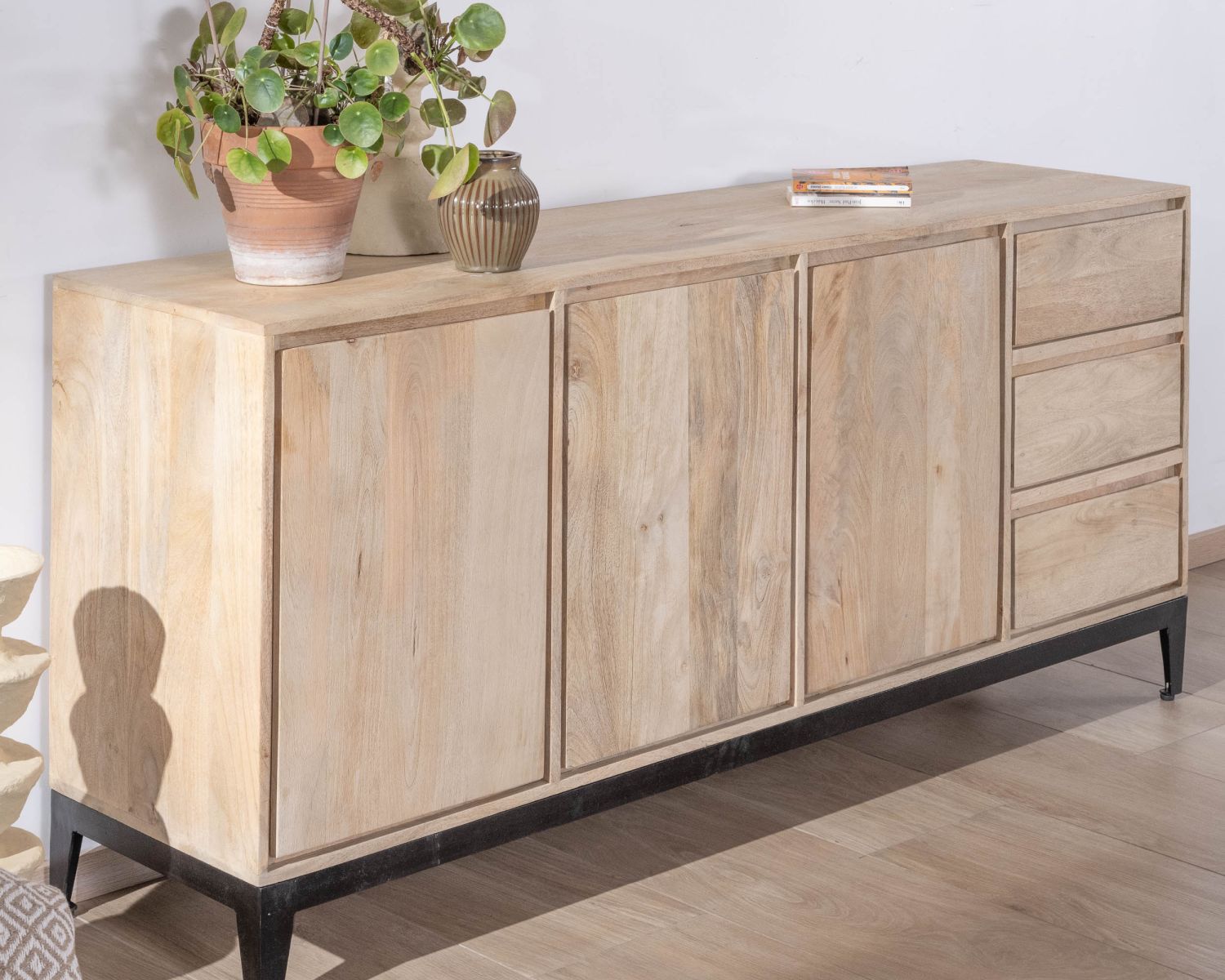Credenza "Gola" in legno massiccio di mango, 180 cm, 3 ante e cassetti