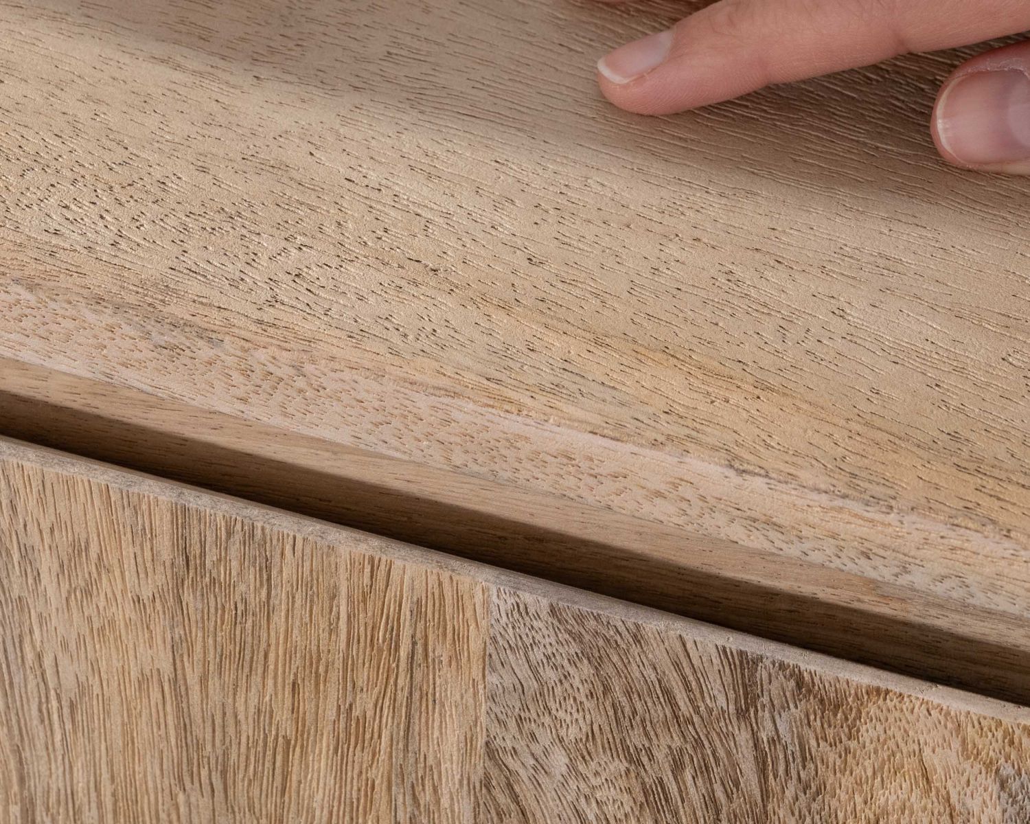 Credenza "Gola" in legno massiccio di mango, 180 cm, 3 ante e cassetti