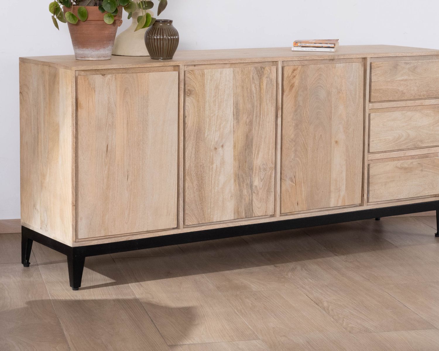 Credenza "Gola" in legno massiccio di mango, 180 cm, 3 ante e cassetti