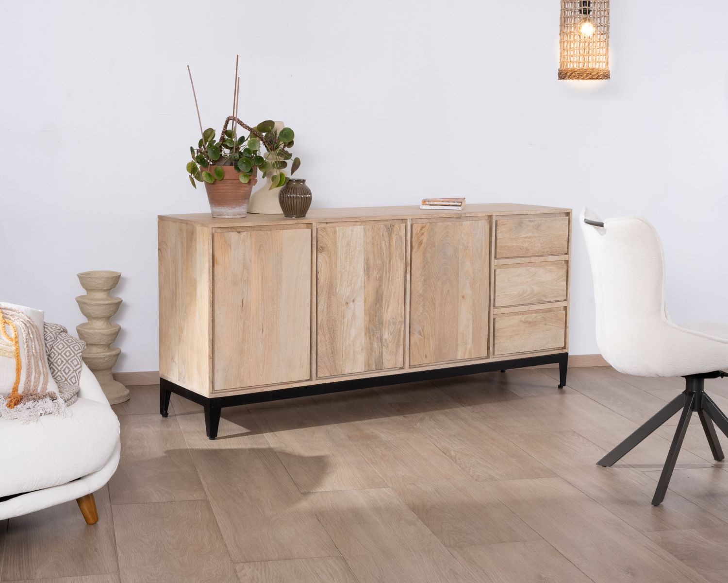 Credenza "Gola" in legno massiccio di mango, 180 cm, 3 ante e cassetti