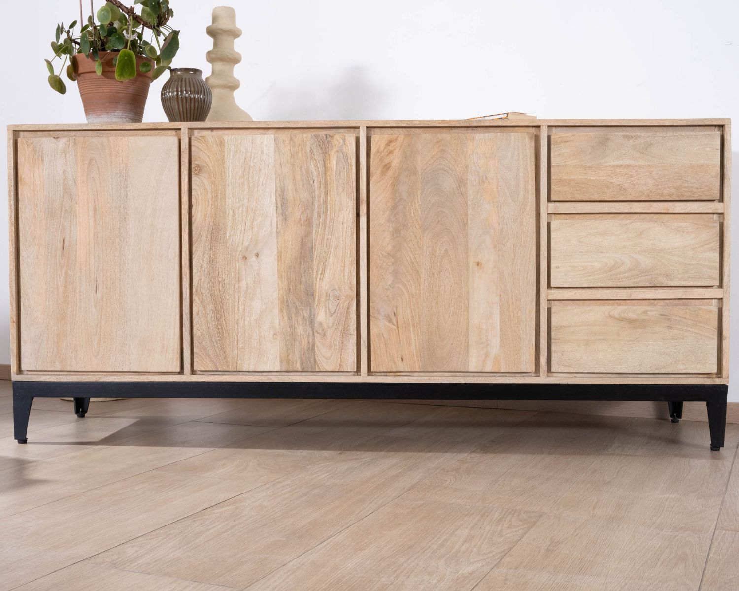 Credenza "Gola" in legno massiccio di mango, 180 cm, 3 ante e cassetti
