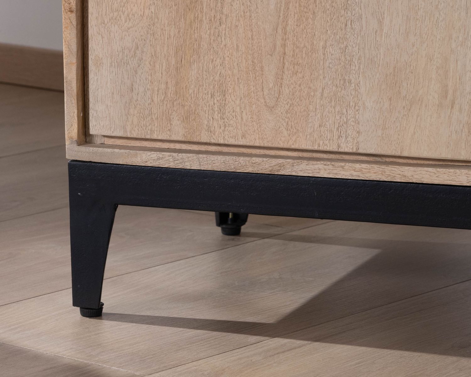 Credenza "Gola" in legno massiccio di mango, 180 cm, 3 ante e cassetti