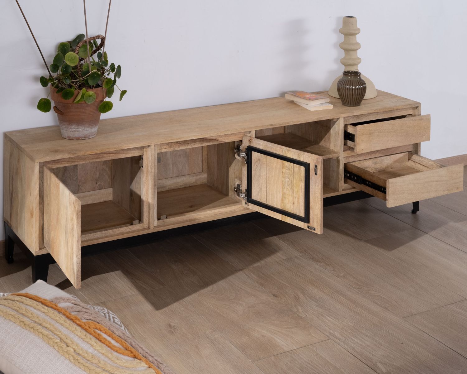 Mobile TV "Gola" grande 180 cm in mango massiccio con ante, nicchie e cassetti