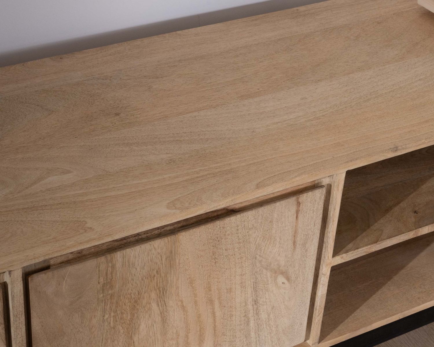 Mobile TV "Gola" grande 180 cm in mango massiccio con ante, nicchie e cassetti