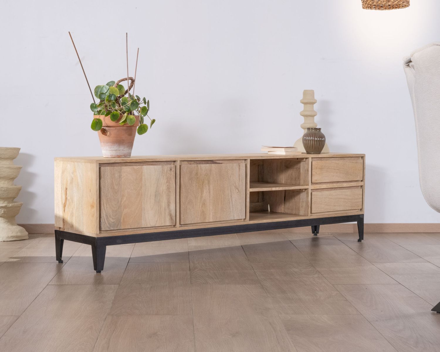 Mobile TV "Gola" grande 180 cm in mango massiccio con ante, nicchie e cassetti