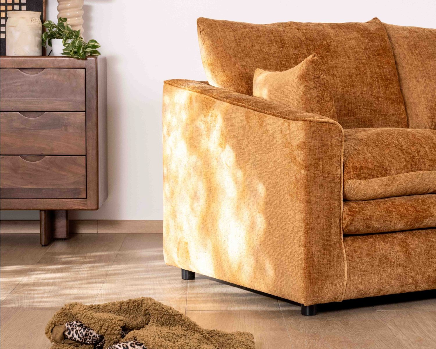 Accogliente divano contemporaneo a 2 posti "Odéa" in tessuto giallo senape